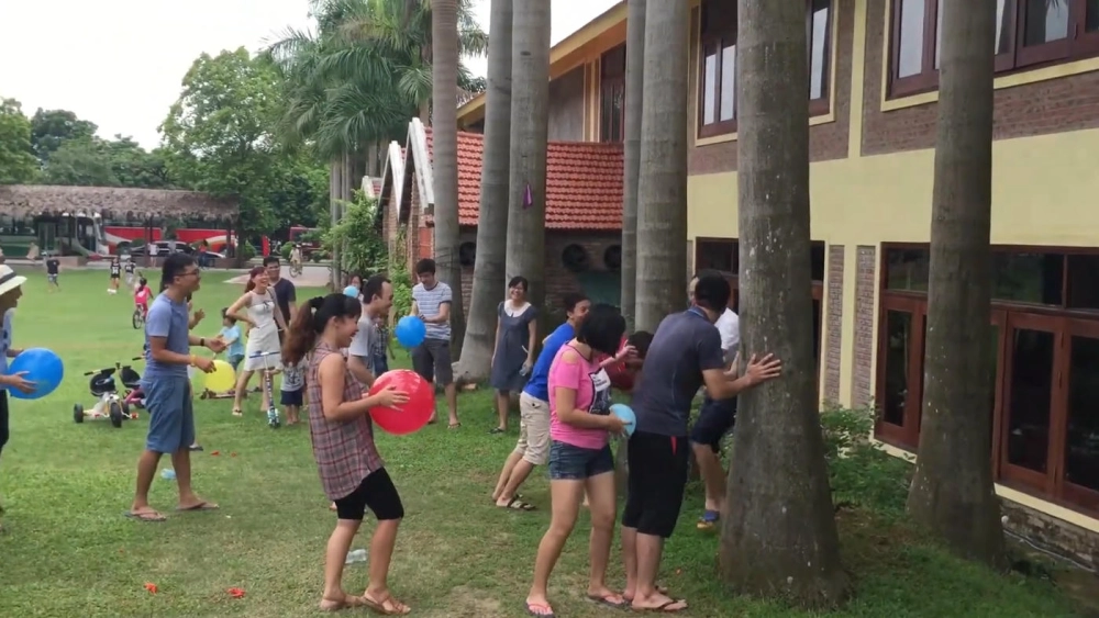 Khoảnh khắc thử thách lầy lội nhất khi hai thành viên phối hợp ép nổ quả bóng bay màu đỏ