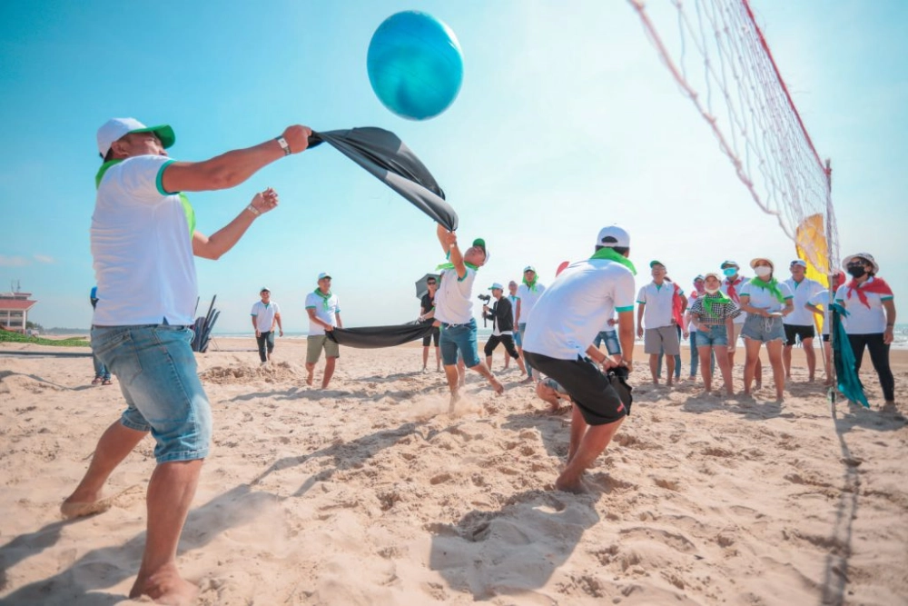 Sự lầy lội và tiếng cười trong kịch bản bóng chuyền nước team building của doanh nghiệp